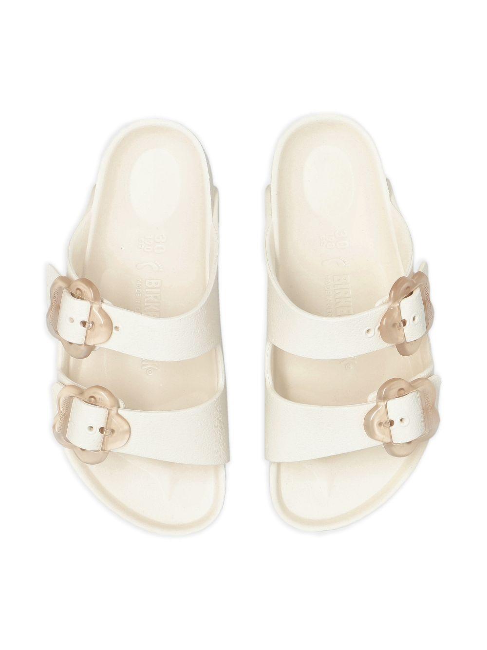 Ciabatte Arizona per bambina Birkenstock Kids bianche con con fibbia a forma di fiore 1031291 EGGSHELL BIRKENSTOCK KIDS 