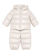 Tuta da neve per neonati Moncler Enfant beige trapuntata con cappuccio K29511F00001597YX 20N MONCLER ENFANT 