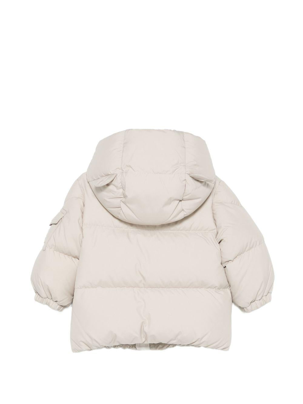 Giubbino per neonato Moncler Enfant beige chiaro con patch logo sulla manica L29511A00001597YW 20N MONCLER KIDS 