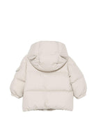 Giubbino per neonato Moncler Enfant beige chiaro con patch logo sulla manica L29511A00001597YW 20N MONCLER KIDS 