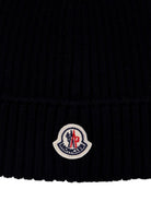 Berretto a coste per bambino Moncler Enfant nero con applicazione con logo K29543B00009M1131 999 MONCLER KIDS 