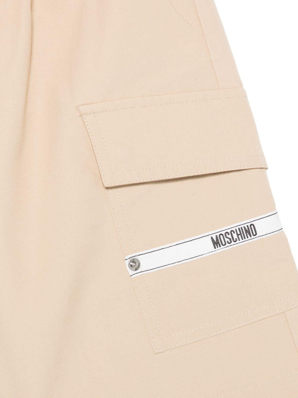 Shorts cargo per bambino Moschino Kids beige con dettaglio logo HUQ02ILLA14 20829 MOSCHINO KIDS 