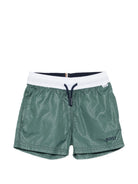 Costume per neonato Boss Kids verde con dettaglio logo J52838 68C BOSS KIDS 