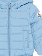 Giubbino per neonato Moncler Enfant azzurro con cappuccio L19511A00024597YW 70Q MONCLER KIDS 
