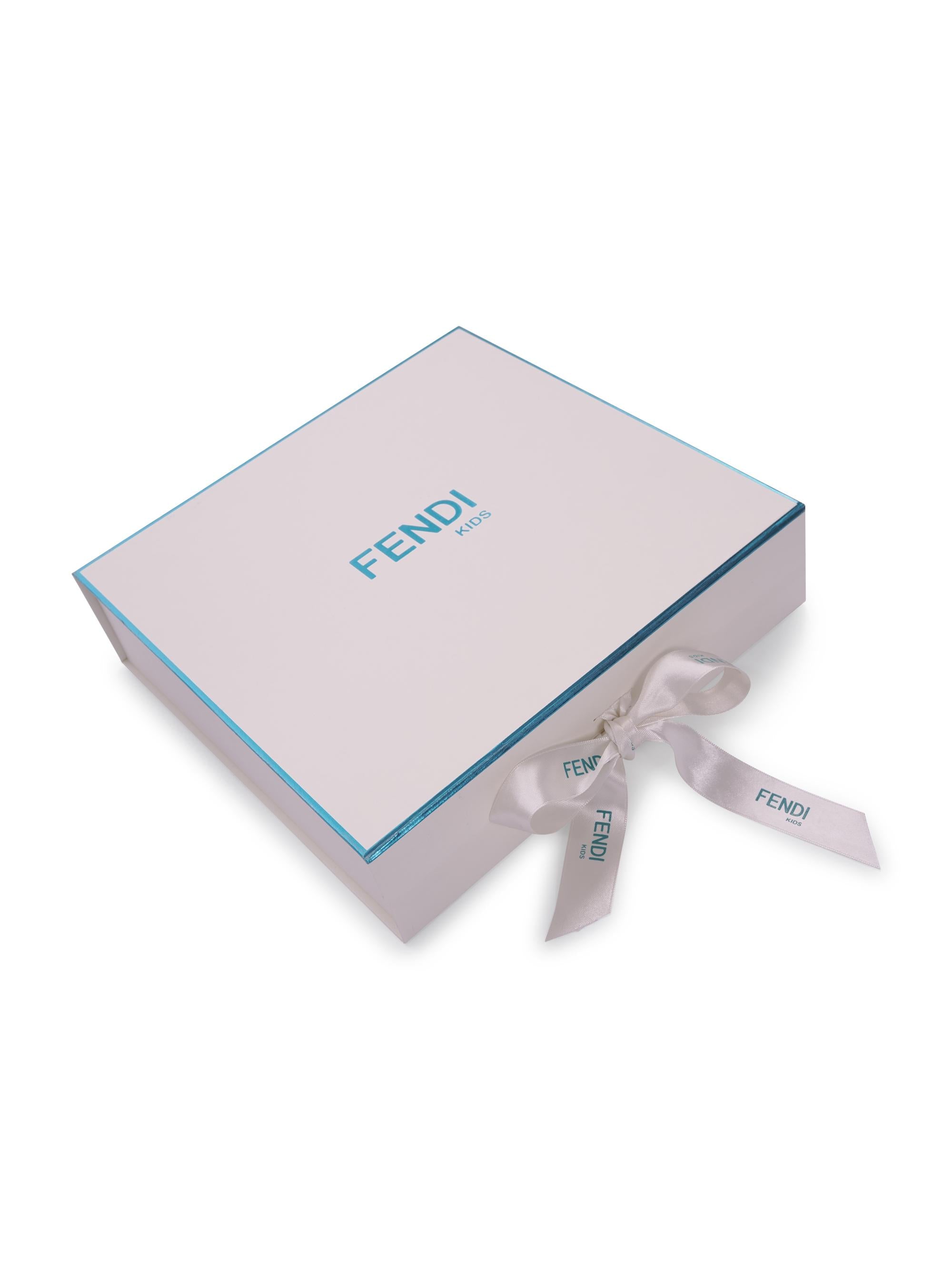 Set tre pezzi per neonata Fendi Kids rosa con logo Fendi sul davanti BUK154 ST8 F0C11 FENDI KIDS 