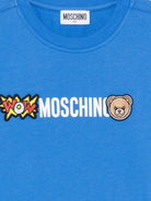 T-shirt per bambini Moschino Kids azzurra con logo sul davanti HUM05QLAA24 40630 MOSCHINO KIDS 