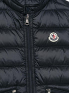 Gilet per bambino Moncler Enfant blu navy con logo sul petto L19541A00034597YF 778 MONCLER KIDS 