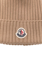 Berretto per bambini Moncler Enfant beige con pompon L29543B00007A9327 231 MONCLER KIDS 