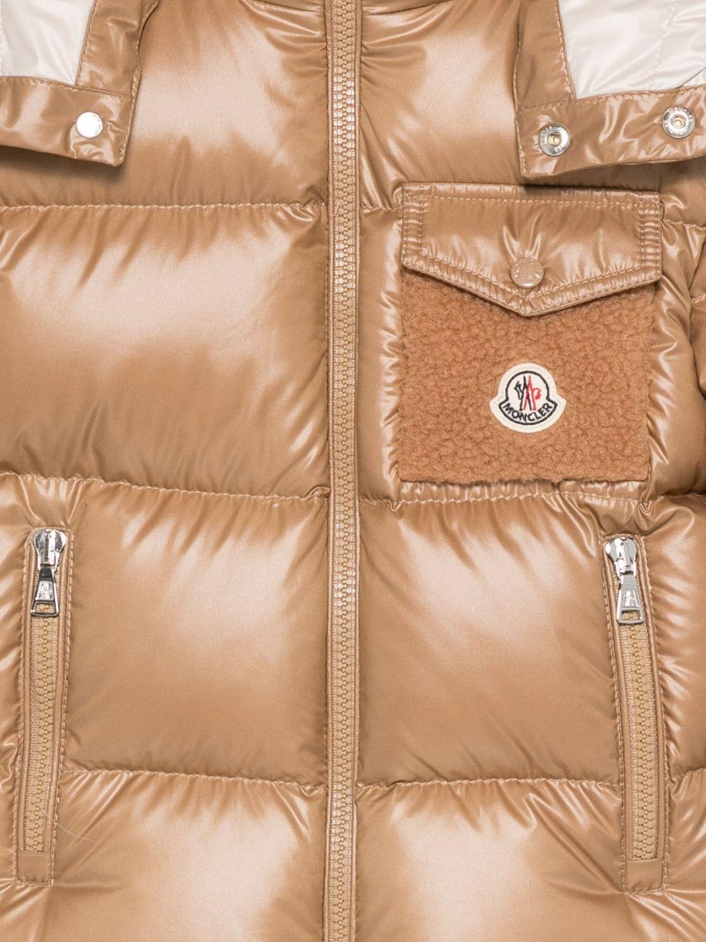 Giubbino Yule per bambino Moncler Kids marrone cammello con design imbottito L29541A00066597YX 236 MONCLER KIDS 