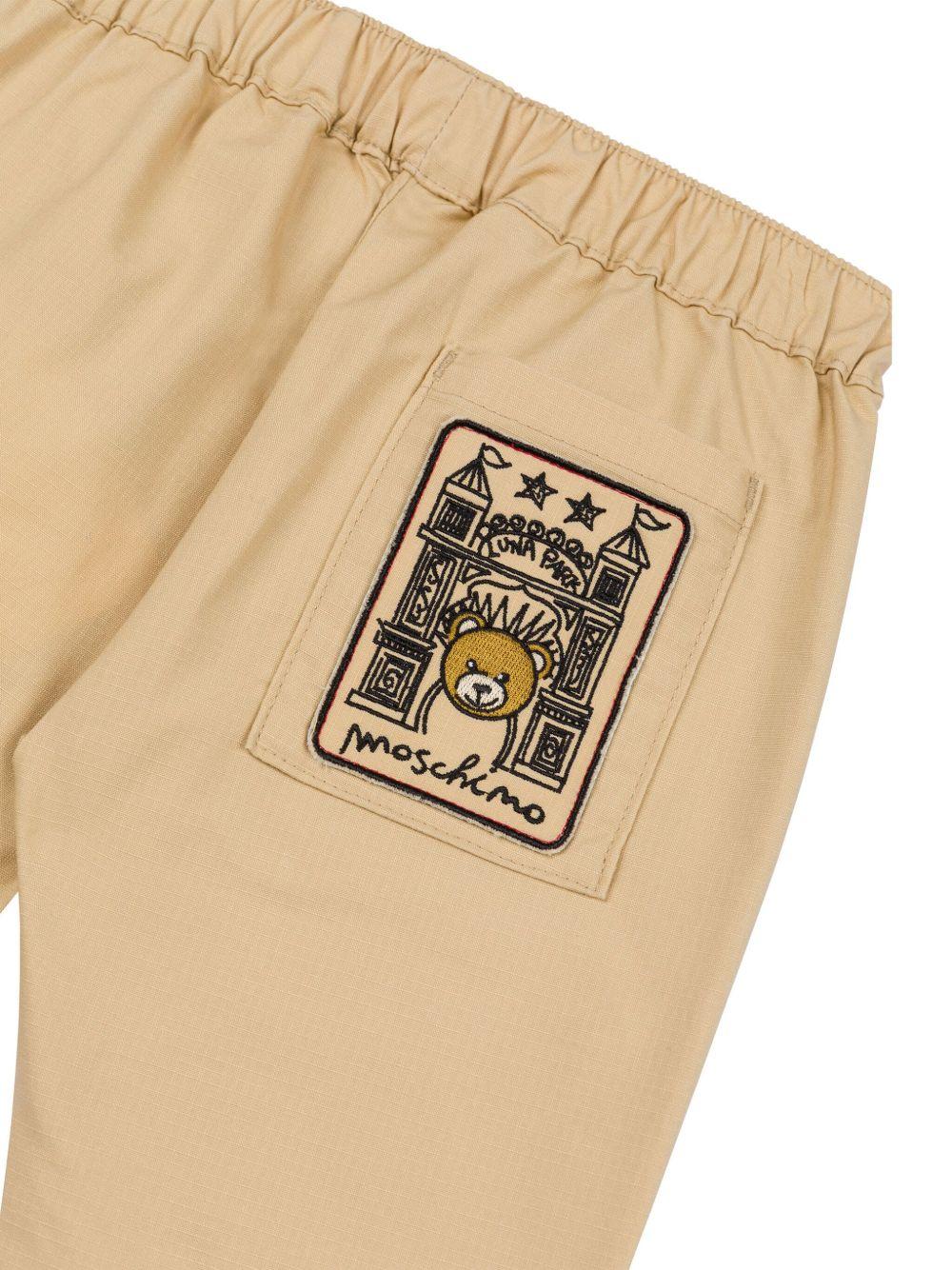 Pantaloni per neonato Moschino Kids marrone con applicazione logo MUP05DLYA01 20821 MOSCHINO KIDS 