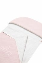 Sacco nanna per neonata Fendi Kids rosa con logo sul davanti BUJ314 8RA F0C11 FENDI KIDS 