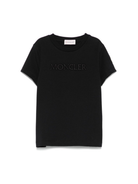 T-shirt per bambina Moncler Enfant nera con logo in rilievo e toppa sulla manica K29548C0001689AT9 999 MONCLER ENFANT 