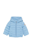 Giubbino per neonato Moncler Enfant azzurro con cappuccio L19511A00024597YW 70Q MONCLER KIDS 