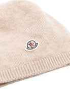 Berretto per neonati Moncler Enfant beige con toppa con logo K29513B00002M1223 230 MONCLER KIDS 