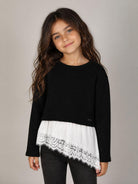 Maglione per bambina Monnalisa Kids nero con rifinitura in pizzo 41H607 8214 0050 MONNALISA KIDS 