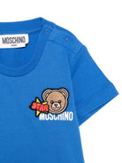 T-shirt per neonato Moschino Kids azzurra con dettagli in rilievo MVM047LAA24 40630 MOSCHINO KIDS 