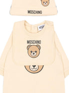 Set tutina, berretto e bavaglino per neonati Moschino Kids beige con stampa Teddy Bear MUY09PLCA40 20404 MOSCHINO KIDS 