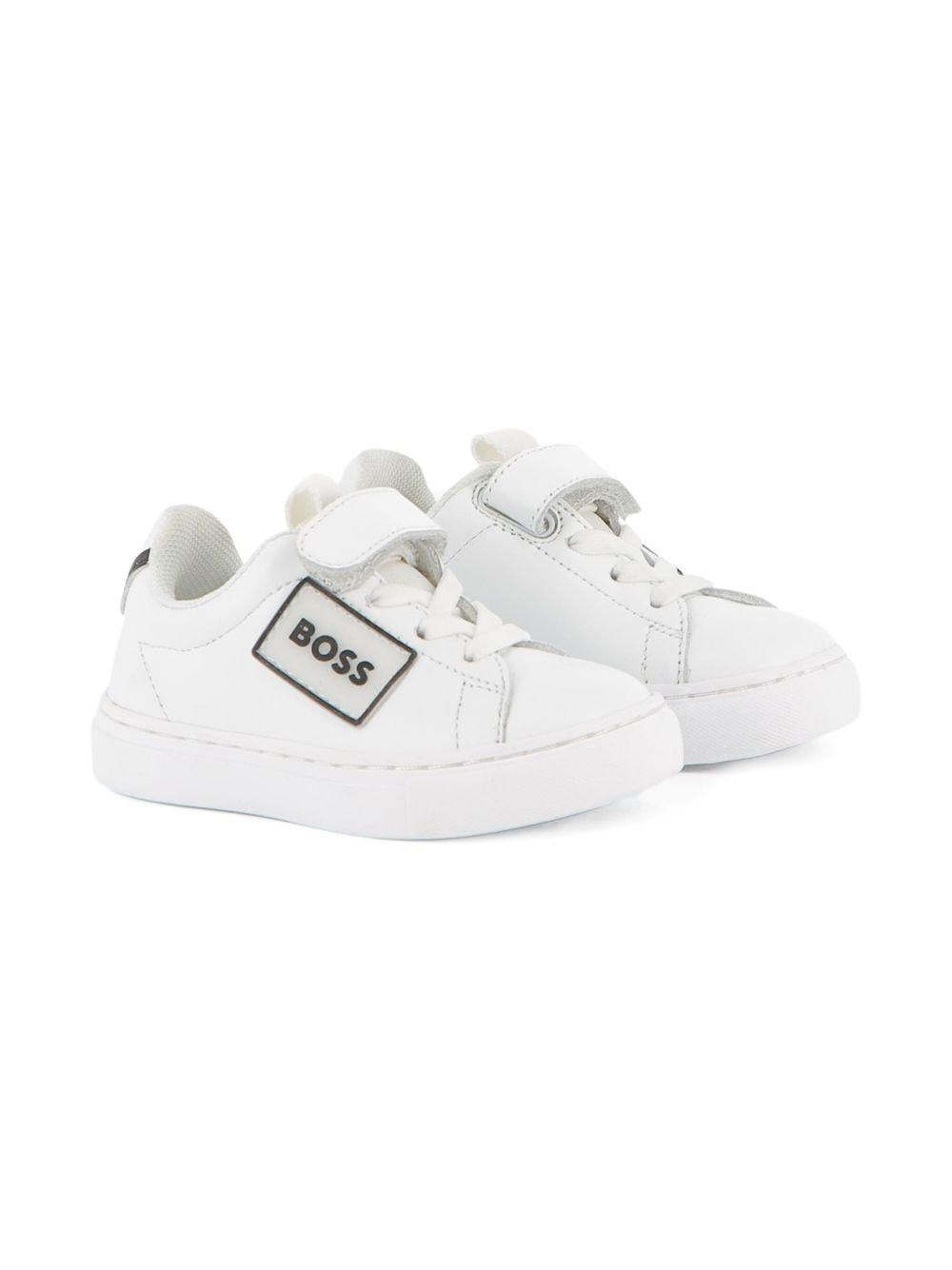 Sneakers per bambino BOSS Kids bianche con applicazione con logo J52573 10P BOSS KIDS 