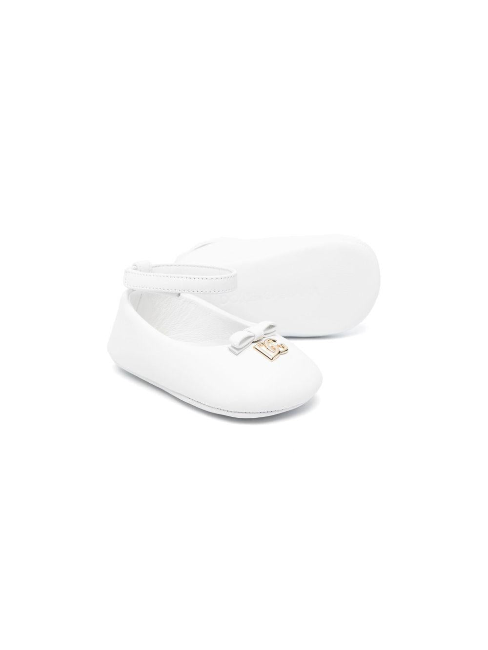Ballerine per neonata Dolce & Gabbana Kids bianche con placca logo DK0065 AB793 80001 DOLCE & GABBANA KIDS 