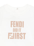 T-shirt per neonati Fendi Kids bianca con stampa del logo BUI105 7AJ F1TJL FENDI KIDS 