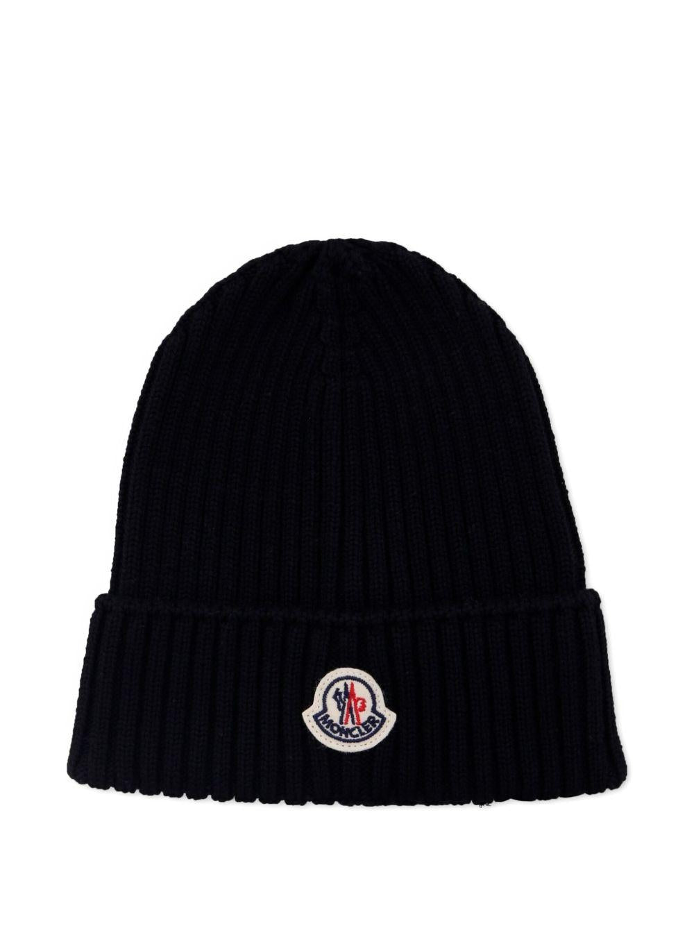 Berretto a coste per bambino Moncler Enfant nero con applicazione con logo K29543B00009M1131 999 MONCLER KIDS 