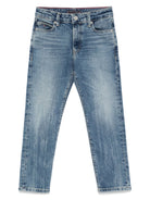 Jeans affusolati per bambino Tommy Hilfiger Junior blu con applicazione posteriore con logo - Rubino Kids