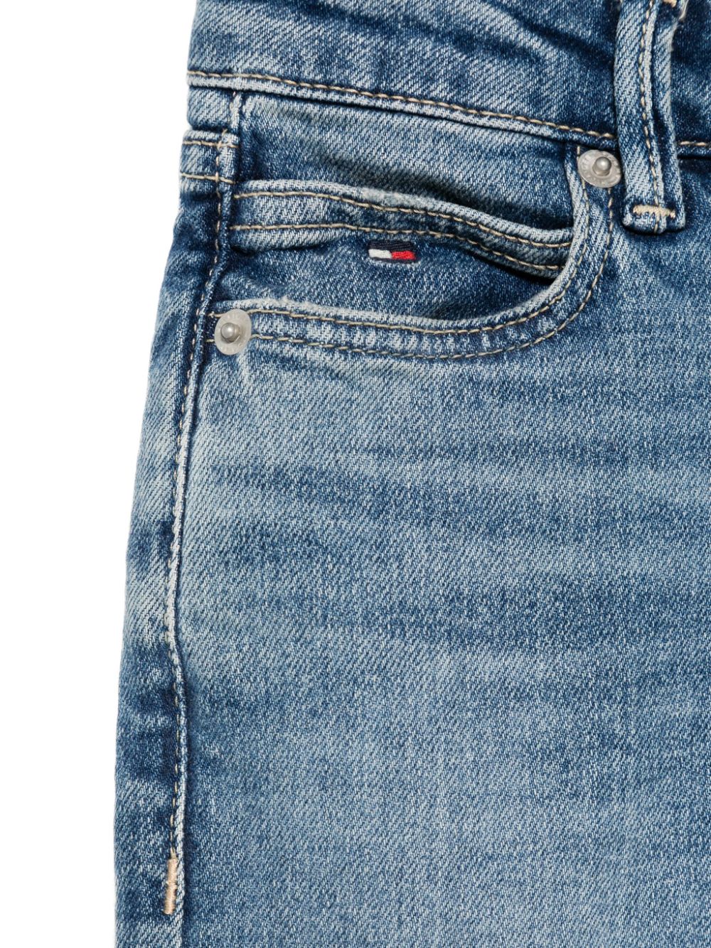 Jeans affusolati per bambino Tommy Hilfiger Junior blu con applicazione posteriore con logo - Rubino Kids