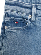 Jeans con logo ricamato per bambino Tommy Hilfiger Junior blu con toppa con logo sul retro - Rubino Kids