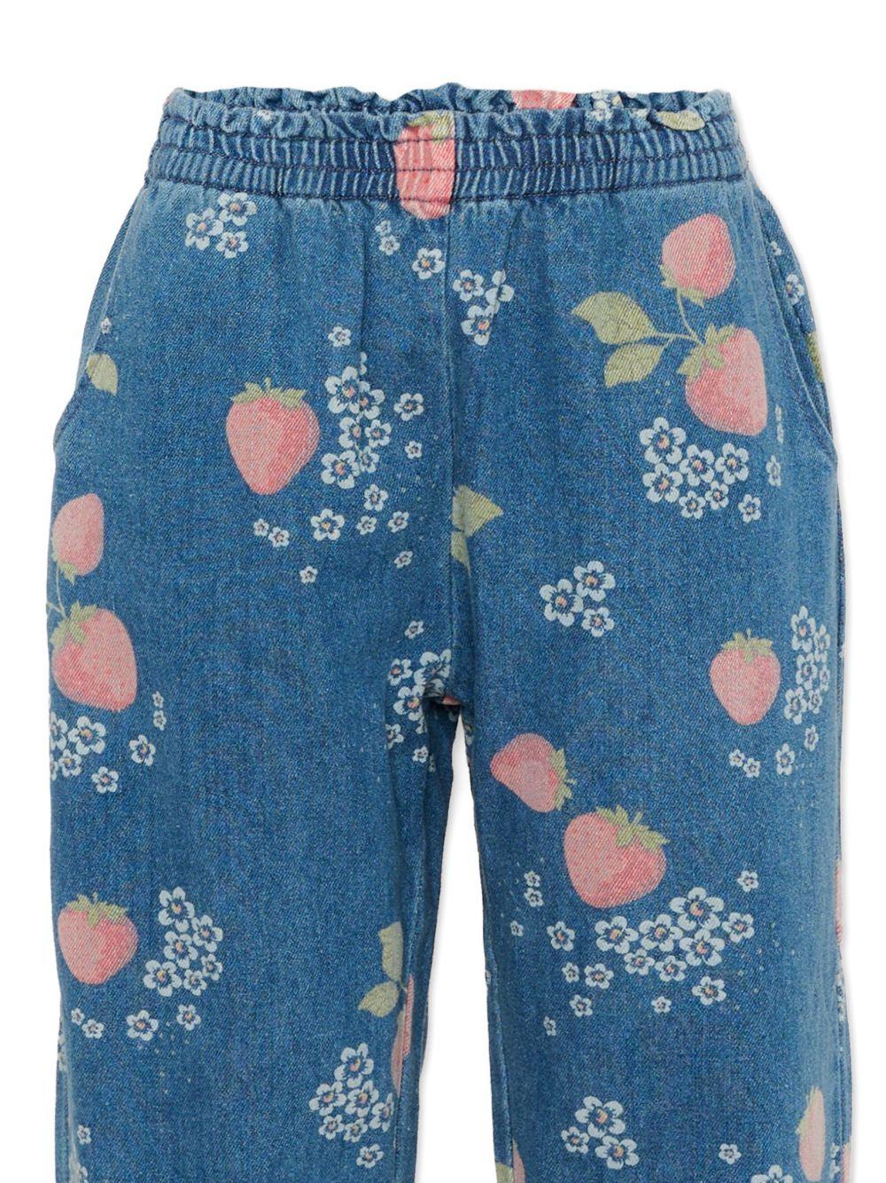 Jeans per bambina Konges Sløjd denim con stampa fragole all - over - Rubino Kids