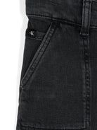 Jeans per bambino Calvin Klein Kids in denim grigio a gamba dritta con toppa con logo - Rubino Kids