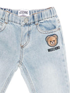 Jeans per neonato Moschino Kids in denim con dettaglio applicato - Rubino Kids