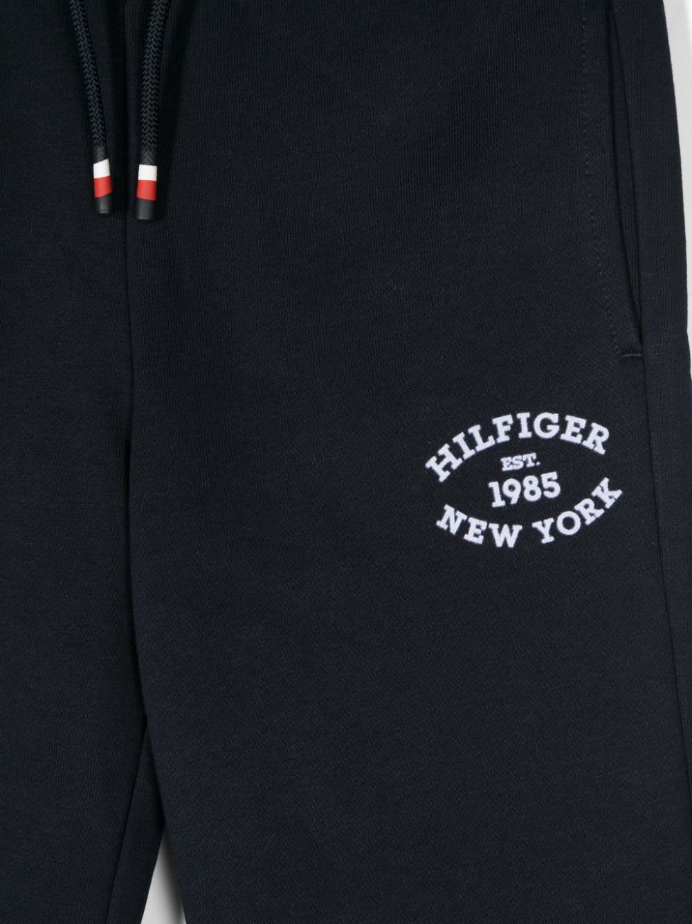 Pantaloni da tuta con stampa logo per bambino Tommy Hilfiger blu con caviglie a coste - Rubino Kids