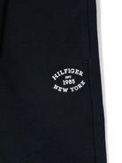 Pantaloni da tuta con stampa logo per neonato Tommy Hilfiger blu con caviglie a coste - Rubino Kids