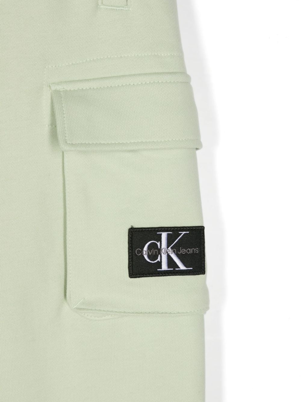 Pantaloni sportivi per bambino Calvin Klein Kids verde con applicazione logo - Rubino Kids