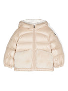 Piumino con cappuccio per neonato Moncler Enfant beige con design imbottito - Rubino Kids