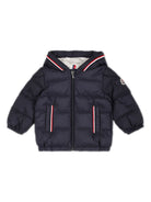 Piumino con cappuccio per neonato Moncler Enfant blu con design imbottito - Rubino Kids