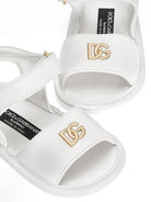 Sandali per neonata Dolce & Gabbana Kids bianchi con placca con logo - Rubino Kids