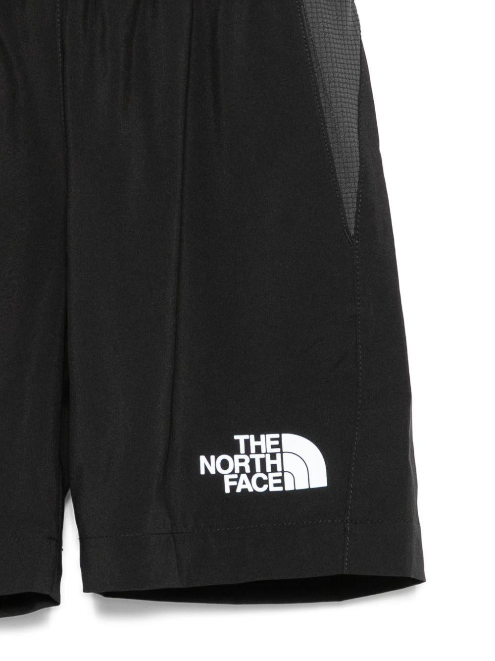 Shorts per bambino The North Face Kids neri con logo sul davanti - Rubino Kids