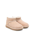 Stivali Classic Ultra Mini per bambina UGG Kids marroni con finitura idrorepellente - Rubino Kids