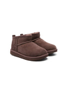 Stivali Classic Ultra Mini per bambina UGG Kids marroni con finitura idrorepellente - Rubino Kids