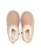 Stivali Classic Ultra Mini per bambina UGG Kids marroni con finitura idrorepellente - Rubino Kids