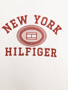 T-shirt con ricamo per bambino Tommy Hilfiger Junior bianca con logo sulla manica - Rubino Kids