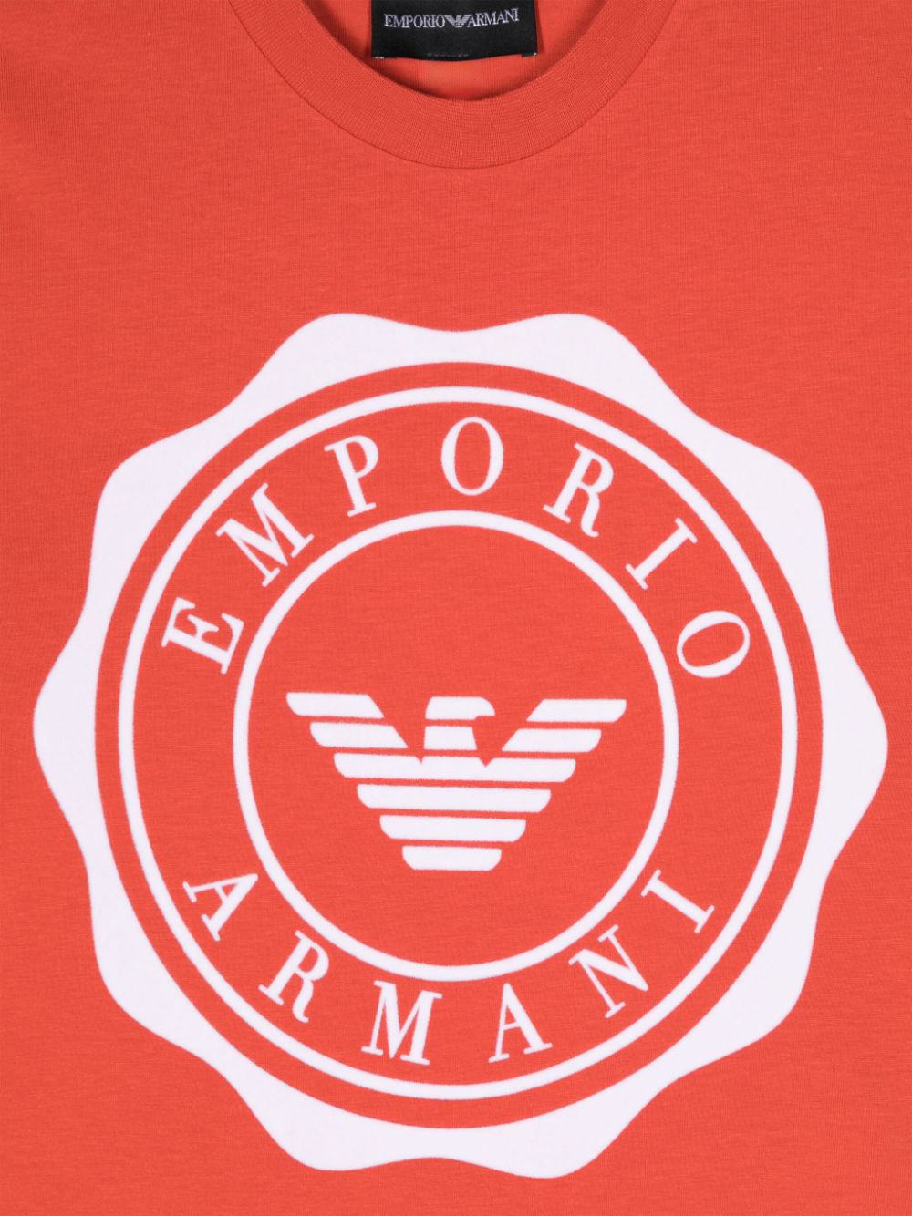 T-shirt per bambino Emporio Armani Kids rosso con ricamo logo frontale - Rubino Kids