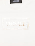 T-shirt per neonata Versace Kids bianco con stampa logo e chiusura a pressione sulla spalla - Rubino Kids