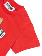 T-shirt per neonati Moschino Kids rossa con logo sul davanti - Rubino Kids