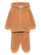 Tuta sportiva per neonato Moschino Kids beige con logo sul petto - Rubino Kids