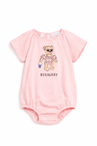 Tutina per neonata Burberry Kids rosa con stampa orsetto in costume sul davanti - Rubino Kids